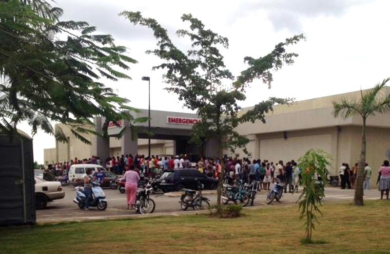 Curiosos y familiares frente a emergencia en busca de respuesta frente a las victimas